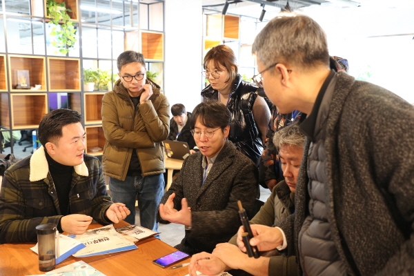 지난해 11월 대구대 창업패키지 사업 참여 기업 및 대학 관계자들이 해외 판로 개척을 위해 중국 환구홈쇼핑 MD(상품기획자)를 만나 회의를 하고 있다.