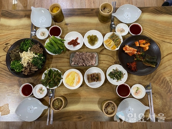 하동을 대표하는 지역 특산품 대나무를 활용한 이색 음식메뉴 ‘구운 대통밥’이 첫선을 보였다. @ 하동군 제공