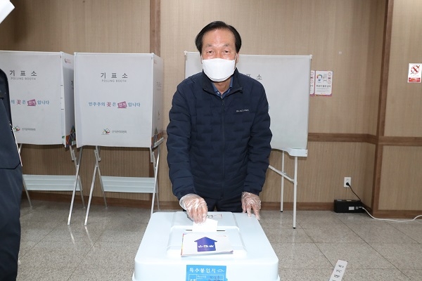 사전투표 참여하는 김주수 의성군수.