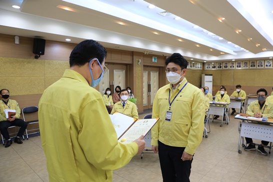 완도군이 4월의 칭찬 공무원으로 환경산림과에 근무하고 있는 임상철 주무관 선정됐다.