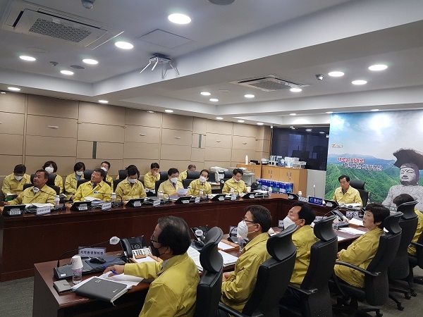 경산시가 10일 코로나19 관련 자가격리 위반 등에 관한 회의를 가지고 있다.