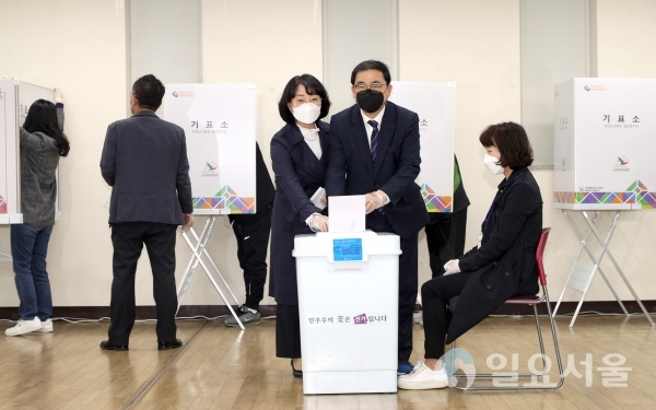 허성무 창원시장이 10일 오전 8시, 제21대 국회의원선거 사전투표가 시작된 가운데 성산구 상남동사전투표소에서 소중한 한 표를 행사했다. @ 창원시 제공