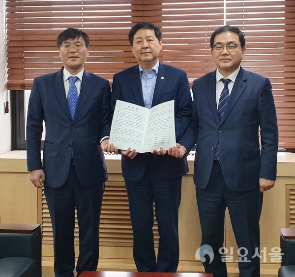 허성무 시장이 10일, 전국 9개 고용·산업위기지역 자치단체장을 대표해, 구윤철 기획재정부 제2차관을 만나 이들 위기지역의 희망근로사업 시행을 요구하는 내용의 공동건의문을 전달하고 국비지원을 재차 요청했다. @ 창원시 제공