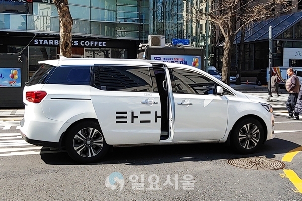 '타다'로 대표되는 타다베이직 서비스가 종료됐다. 사진은 지난 9일 서울 시내 한 도로에서 '타다'가 손님을 내려주기 위해 문을 열고 있다. [일요서울]