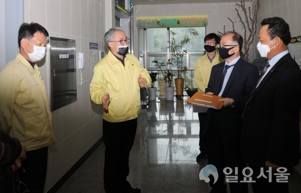 김준간 함안부군수를 비롯한 소속 공무원들은 부활절을 맞은 12일, 부활절예배가 열리는 군내 교회를 방문해 예배참석 교인들을 대상으로 '코로나19' 예방을 위한 사회적 거리두기 실천과 개인위생수칙 준수를 홍보하고 있다. @ 함안군 제공