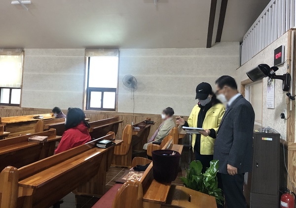 경주시 공무원이 부활절 예배 종교시설을 특별점검을 실시하고 있다.