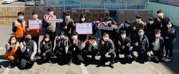 수성구자원봉사센터 직원들이 디케이(주)에서 보내준 공기청정기 앞에서 기념촬영을 하고 있다.