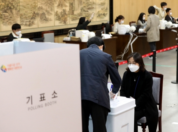 제21대 국회의원 선거 사전투표 첫날인 10일 제주도의회 의원회관 1층에 마련된 연동투표소에서 유권자들이 투표를 하고 있다. 2020.04.10. [뉴시스]