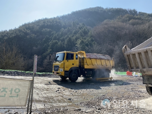 의령군은 봄철 미세먼지 발생을 줄이기 위해 주요 비산먼지 발생원인 사업장 및 건설공사장 특별 점검에 나선다. @ 의령군 제공