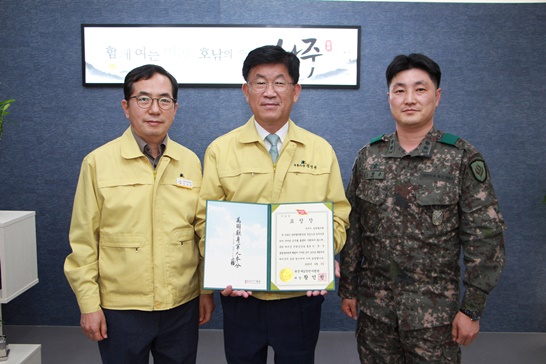 강인규 나주시장이 육군 제2작전사령부(사령관 대장 황인권)로부터 통합방위협의회 표창장을 수상했다.