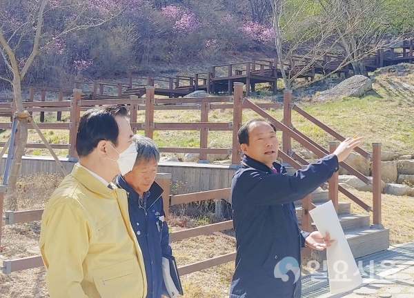 서춘수 함양군수가 개장이 잠정 연기된 함양대봉산휴양밸리 내 대봉캠핑랜드, 대봉스카이랜드 현장을 둘러보고 사업 진행 상황 등을 면밀히 점검했다. @ 함양군 제공