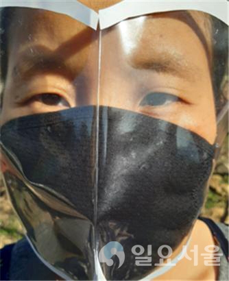 산청군의 지식재산권 창출 지원사업 대상 기업이 '코로나19' 감염 예방에 도움이 되는 비말차단용 ‘투명 마스크 커버’를 개발해 눈길을 끈다. @ 산청군 제공