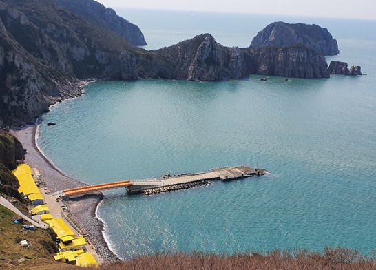 전남 신안군 홍도 몽돌해변에 지붕채색을 통해서, 경관을 조성했다.