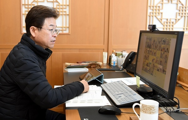 이철우 도지시가 14일 2021년도 국가투자예산 확보 전략회의를 영상회의로 주재하고 있다.