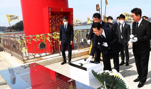 전남도 김영록 도지사가 세월호 6주기를 앞두고 팽목항(현, 진도항)을 찾았다.
