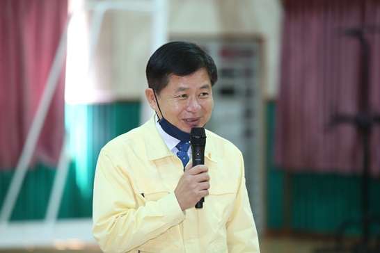 전남도 장석웅 교육감이 강진 청람중학교에서 온라인 개학식 인사말을 전하고 있다.
