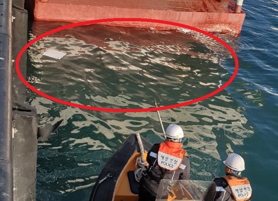 완도해경이 완도항 1부두 해상 기름유출 선박을 적발했다.