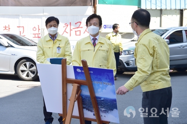조규일 진주시장은 지난 14일, 전국 제일의 안전도시를 만들기 위해 시 전역 700개소에 안심지역 조성사업으로 추진 중인 양방향 비상소통 시스템 작동 시현과 CCTV설치 사항을 점검하고 관계자를 격려했다. @ 진주시 제공