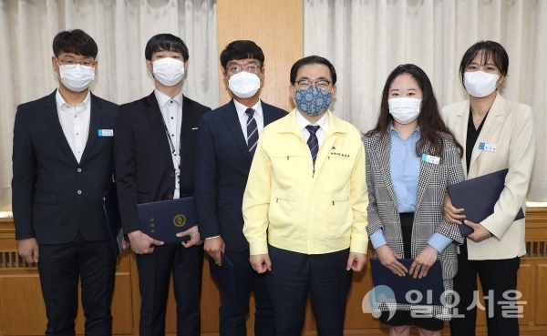 창원시는 지난 13일, 시정회의실에서 업무를 창의적이고 열정적으로 추진한 직원 5명을 ‘1분기 베스트 공무원’으로 선정해 표창을 수여했다. @ 창원시 제공