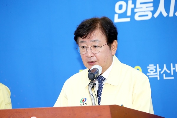 권영세 안동시장이 16일 브리핑을 갖고 코로나19 타지역 접촉 감염사례에 대해 전파 차단 위한 적극적인 현장 대응 방식의 강력한 대응 대책을 제시하고 있다.