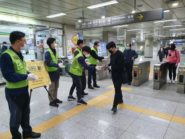 ▲16일 광주도시철도공사는 광주시 서구 상무역 등 7개역에서 출근길 승객들에게 공사 직원들이 직접 만든 휴대용 손소독제 1,000개를 증정하며 코로나19 극복을 기원했다.(사진제공=광주도시철도공사)