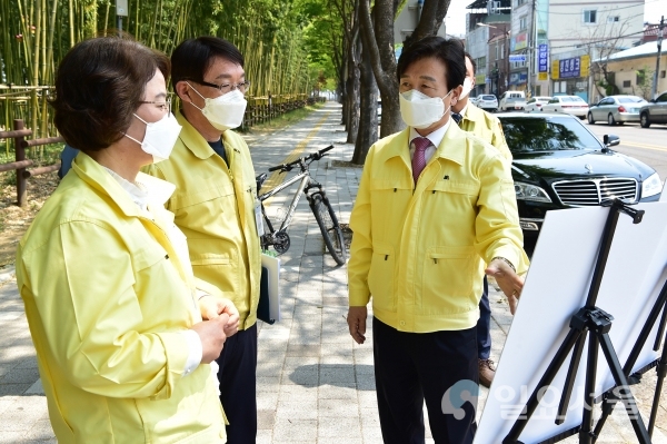 조규일 경남 진주시장은 16일 오전, 원도심 활성화를 위해 추진 중인 '강남지구 공예·민속예술거리 조성' 예정지를 방문했다. @ 진주시 제공