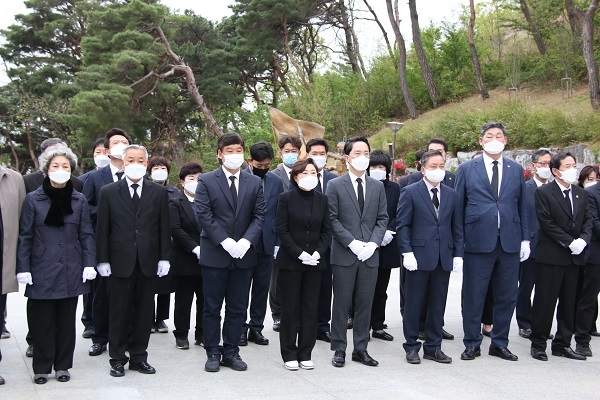 17일 김정재·김병욱 당선인이 충혼탑 참배를 하고 있다.