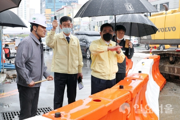 창원시가 17일, 여름철 재난대비를 위해 마산권 저지대 상습침수 예방 및 수해복구 사업장에 대해 현장 점검에 나섰다. @ 창원시 제공