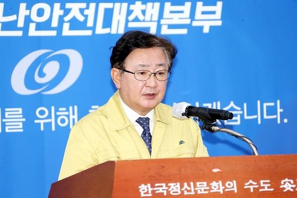 권영세 안동시장이 브리핑에서 확진자가 늘더라도 감염이 확인되면 격리하고 확산방지 조치를 적극 시행해 감염의 연결고리를 빨리 끊어 내는 게 최우선”이라고 밝혔다.