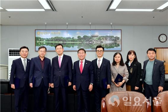 진주시의회는 17일, 의장실에서 '2019회계연도 진주시 결산검사위원'에 대한 위촉장을 수여했다. @ 진주시의회 제공