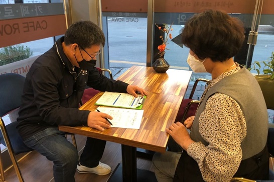 전남 나주시 남평읍이 진행하고 있는 찾아가는 긴급생활비 접수 현장