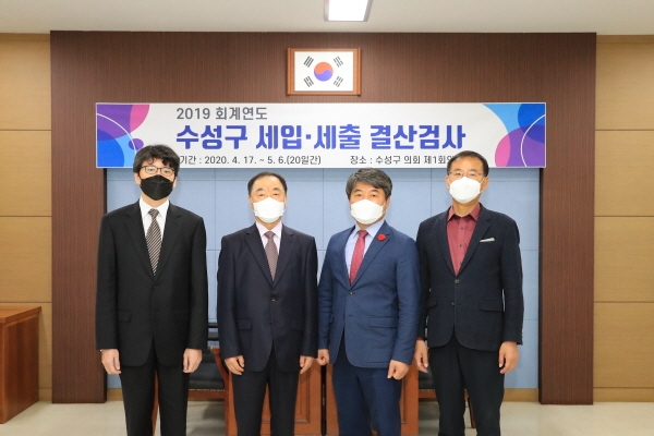 왼쪽부터 공인회계사, 전직 공무원, 황기호 의원, 김희섭 의장