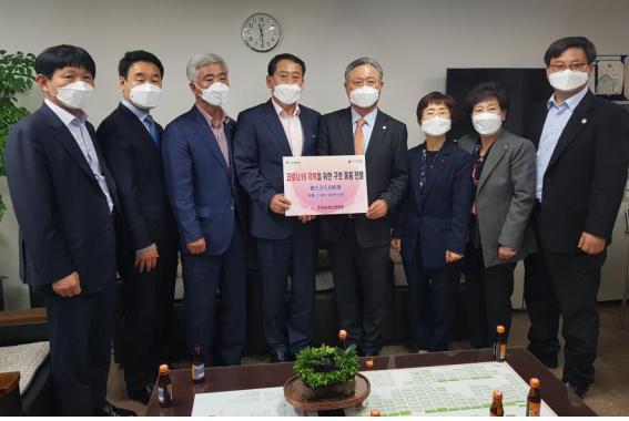 좌측부터 한국토종닭협회 문정진 회장, 한국농식품법인연합회 유송식 회장, 축산관련단체협의회 김홍길 회장, 농산유통과 조대호 과장, 대구사회복지공동모금회 이희정 사무처장, 한국여성농업인중앙연합회 이명자 회장, 한국버섯생산자연연합회 김상호 회장