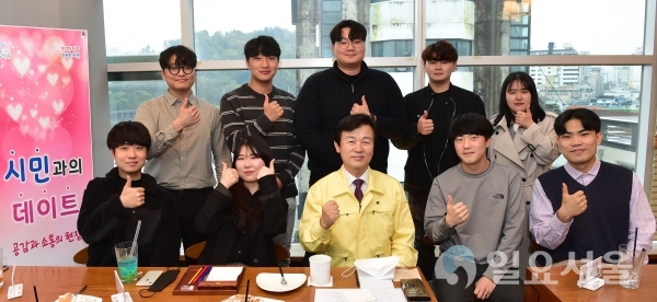 조규일 진주시장은 지난 17일, 신안동 한 카페에서 경상대학교 학생 10여명을 만나 '코로나19'로 대학생들이 겪고 있는 어려움을 직접 들으며 4월 '시민과의 데이트' 시간을 가졌다. @ 진주시 제공