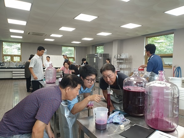 영천와인학교가 5월 4일까지 와인양조기초과정 25명, 심화과정 25명, 소믈리에 양성과정 20명을 모집한다.