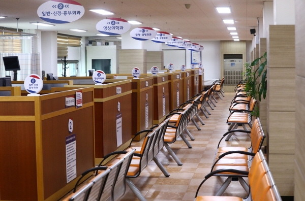신종 코로나바이러스 감염증(코로나19) 여파로 지난 2월24일 서울 영등포구 서울지방병무청 내 제1병역판정검사장이 한산한 모습이다. [뉴시스]