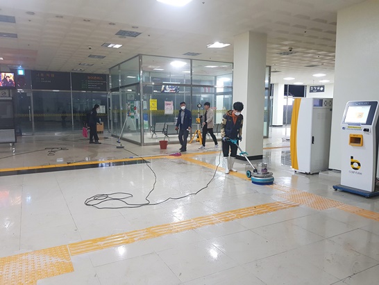 지난 17일 강진버스터미널 환경 정비작업을 실시했다.