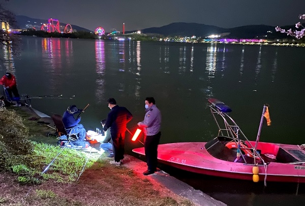 경북문화관광공사가 보문호에서 최근 산란기 불법 낚시행위가 성행함에 따라, 20일 경주시 환경과, 경주경찰서 등 유관기관과 불법 낚시행위 합동 단속을 시행한다.(사진=공사가 유관기관과 지난 주말 불법 낚시 계도활동을 하고 있다.)
