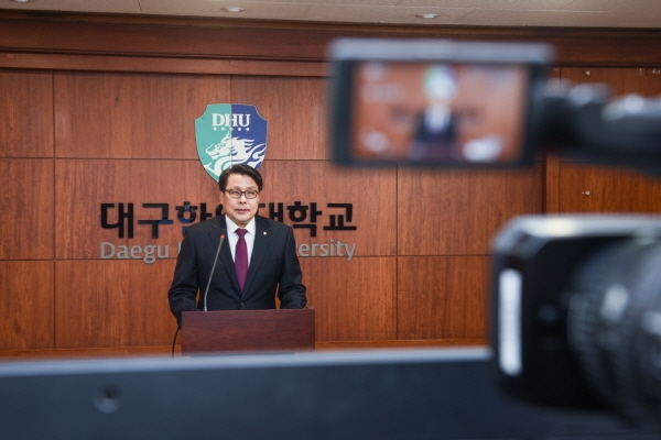 2020학년도 1학기 학사업무의 원활한 수행을 위하여 전체 교직원회의를 원격화상회의로 진행하고 있는 변창훈 총장