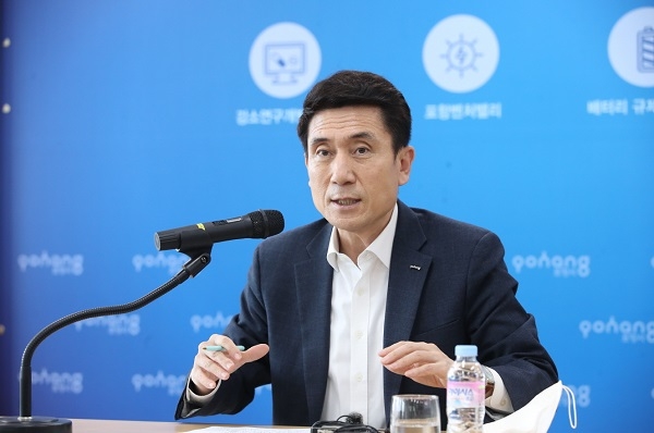 이강덕 포항시장이 20일 민생안정과 경제 활성화 관련 기자간담회를 갖고 있다.