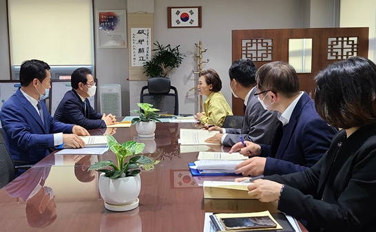 전남도 김영록 지사가 김현미 국토부 장관과 면담을 진행하고 있다.