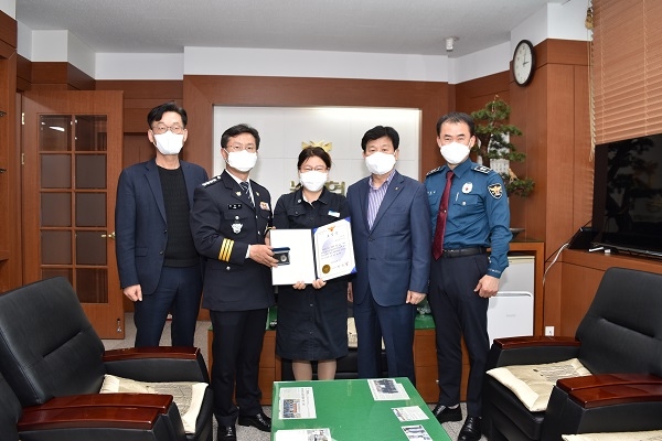 경주경찰서가 보이스피싱을 현장에서 예방해 고객의 소중한 돈을 지켜낸 농협직원 A씨(여, 50세)에게 시민경찰 배지와 표창장을 수여했다.