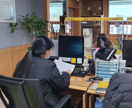 장성군이 코로나19 관련 지원사업을 보조할 기간제근로자를 신속히 채용했다. 사진은 북일면 행정복지센터에서 근무 중인 기간제근로자