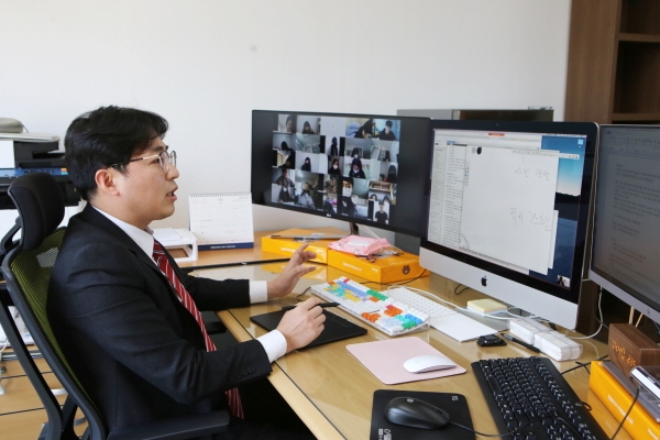 계명문화대학교 경찰행정과 정상원 교수가 웹엑스를 활용해 온라인 수업을 하고 있다