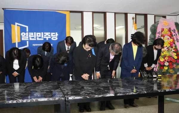 열린민주당 정봉주, 손혜원 최고위원과 김진애, 최강욱, 강민정 당선인이 16일 서울 여의도 당사에서 당선인사 및 선거결과 기자회견을 마친 뒤 인사를 하고 있다. 2020.04.16. [뉴시스]