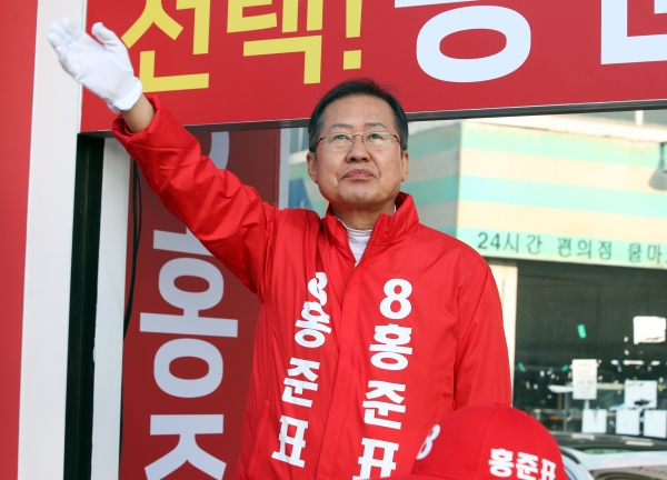 대구 수성을에 출마하는 홍준표 전 자유한국당 대표가 3일 대구 수성구 두산오거리에서 출근길 인사를 하고 있다. [뉴시스]