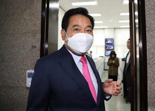 심재철 미래통합당 당대표 권한대행이 23일 서울 여의도 국회 원내대표실로 향하면서 취재진의 질문을 받고 있다. 2020.04.23 [뉴시스]
