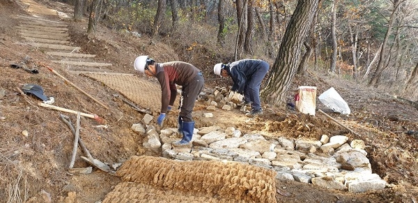 경주시가 등산로 정비사업을 추진하기 위해 2억 8천만 원의 사업비를 투입해 등산로 6㎞ 일부구간을 정비한다.
