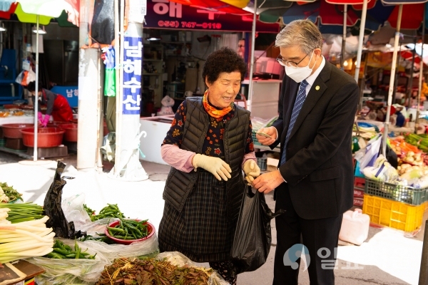 경남과기대 김남경 총장이 중앙시장에서 점심을 먹고 장보기 등 소비 활성화 운동에 동참했다. @ 경남과학기술대학교 제공