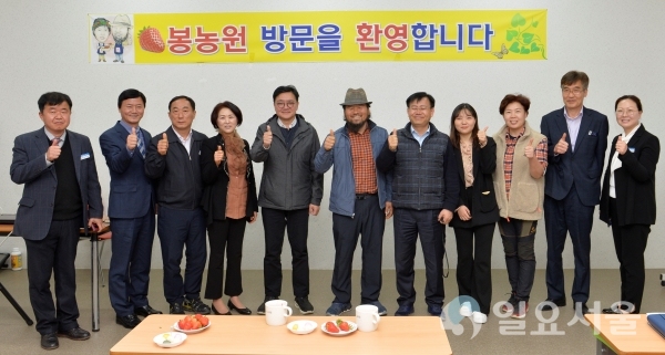최달연원장(왼쪽네번째)봉농원대표(오른쪽여섯번째)김경규청장(오른쪽다섯번째) @ 경상남도농업기술원 제공